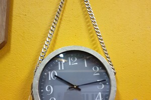 Wandklok goud ijzerwerk